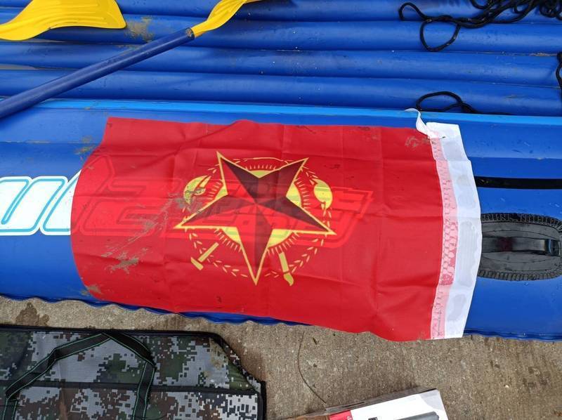 江姓男子行囊中被查获这面红色旗帜，他辩称是上网买的工作旗，却被认出有中共作战3元素。（金门岸巡队提供）(photo:LTN)