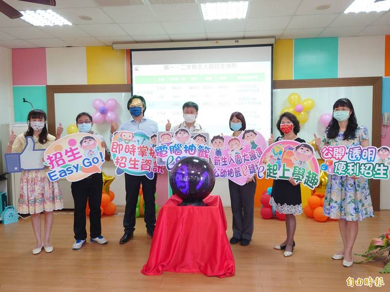 台南首創全國舉辦全市公立幼兒園新生入園統一電腦抽籤。（記者洪瑞琴攝）