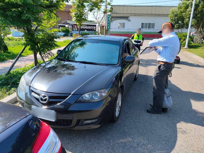 苗栗監理站稽查人員，今天下午與苗栗縣警察局前往後龍火車站附近針對可疑車輛予以攔檢，發現鐵灰色自小客車載客3名學生。（圖由苗栗監理站提供）