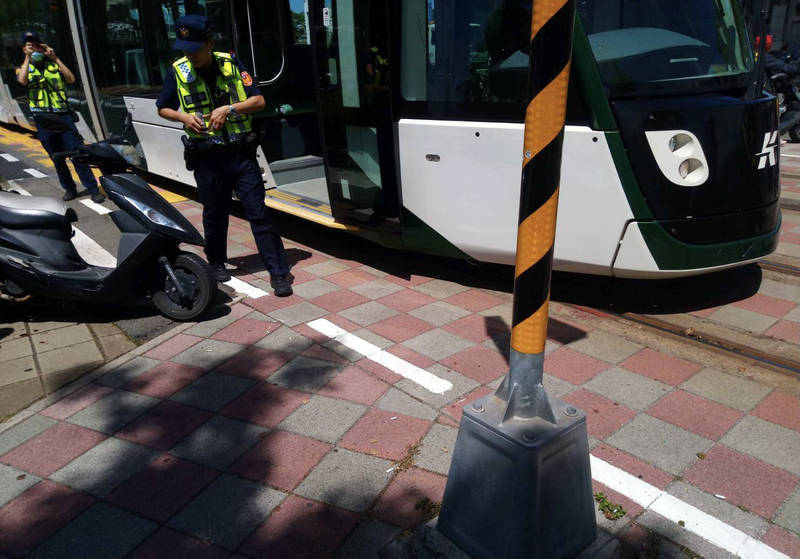 輕軌又遭機車擦撞。（讀者提供）