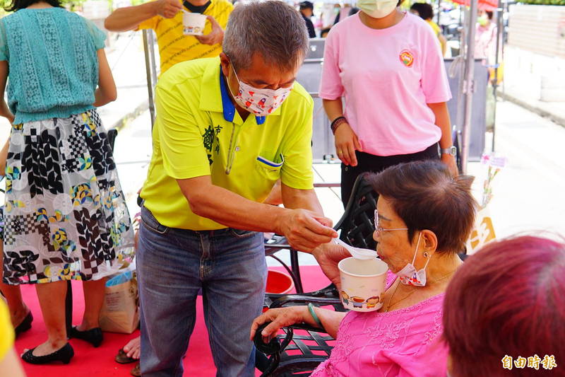 議員鄭功進餵媽媽吃紅豆湯。（記者何宗翰攝）