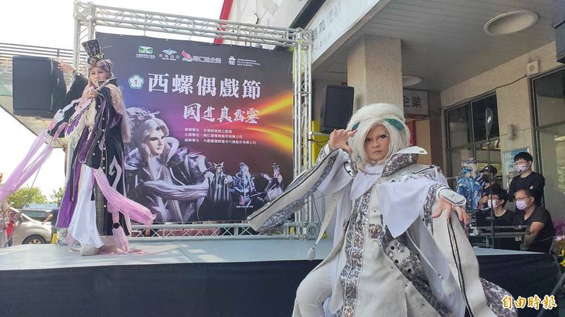 國道一號西螺服務區偶戲節霹靂布袋戲群俠現身,用路人下車驚喜。(記者黃淑莉攝) 國道一號西螺服務區偶戲節霹靂布袋戲群俠現身,用路人下車驚喜。(記者黃淑莉攝)