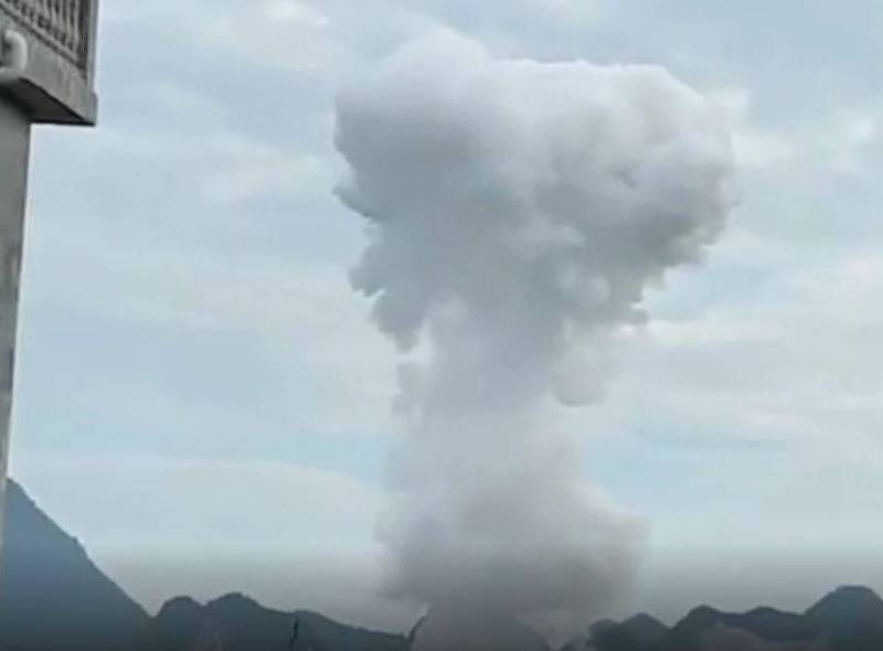 中國廣西6日發生廠房爆炸事件，蕈狀雲衝上天，巨響傳至10公里外，嚇壞周邊民眾；據悉，是化學物質引發爆炸，該事件釀1死3傷。（翻攝自微博）