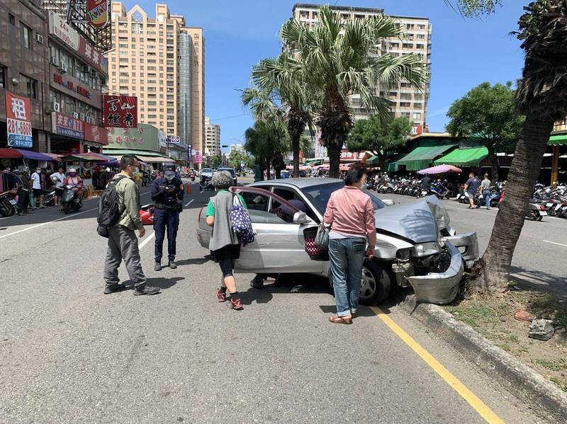 8旬翁倒車撞婦後，又往前擦撞騎士，3人受傷送醫。（民眾提供）