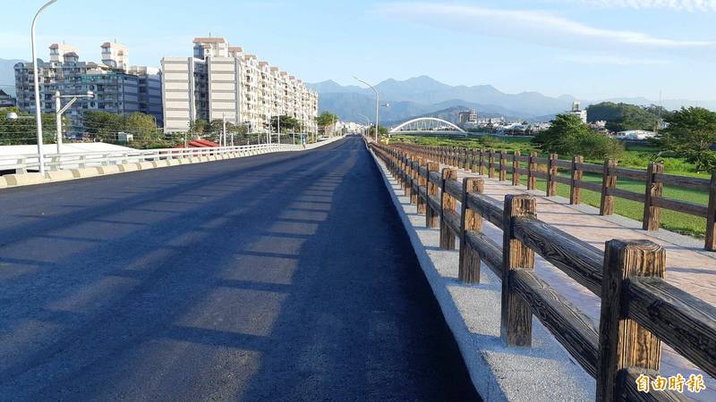 台東市太平溪右岸一路通工程首段豐里橋到新豐里橋之間，完成柏油鋪設，預計12日通車。（記者黃明堂攝）