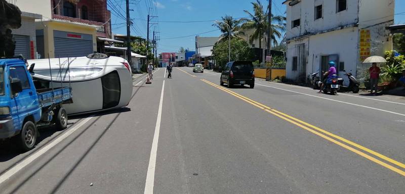 詐欺犯鍾姓男子開車開到自撞翻車，車上2人雖然自行脫困，但鍾男通緝身分也曝光。（警方提供）