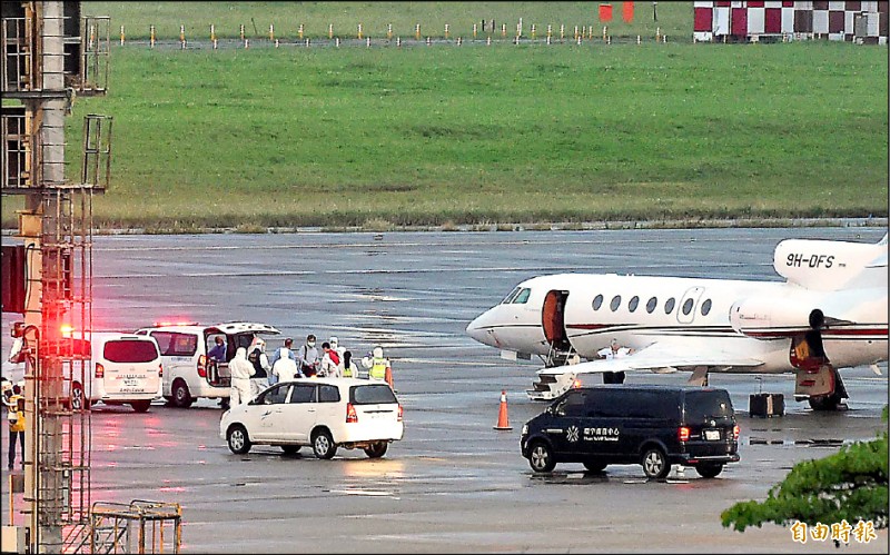 2名確診的駐印人員昨晚搭醫療專機返抵桃機，由救護車後送至醫院進行治療。 （記者朱沛雄攝）