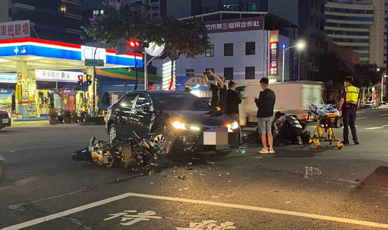 黃牌重機和自小客車擦撞騎士受傷送醫，駕駛和騎士均無酒駕肇責待查。（民眾提供）