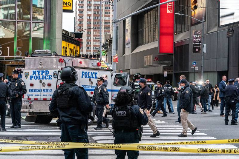 美国纽约人来人往的「时报广场」（Times Square）8日下午发生枪击案，一名4岁女童遭枪射伤，幸好当时女警沃吉尔（Alyssa Vogel）一把抱起小女孩迅速送往救护车。（路透）(photo:LTN)