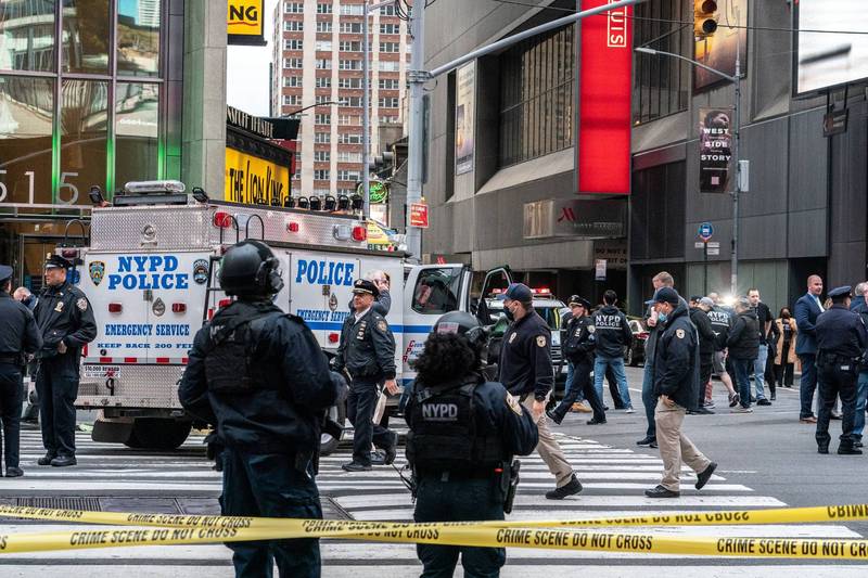 美国纽约人来人往的「时报广场」（Times Square）8日下午发生枪击案，一名4岁女童遭枪射伤，幸好当时女警沃吉尔（Alyssa Vogel）一把抱起小女孩迅速送往救护车。 （路透）