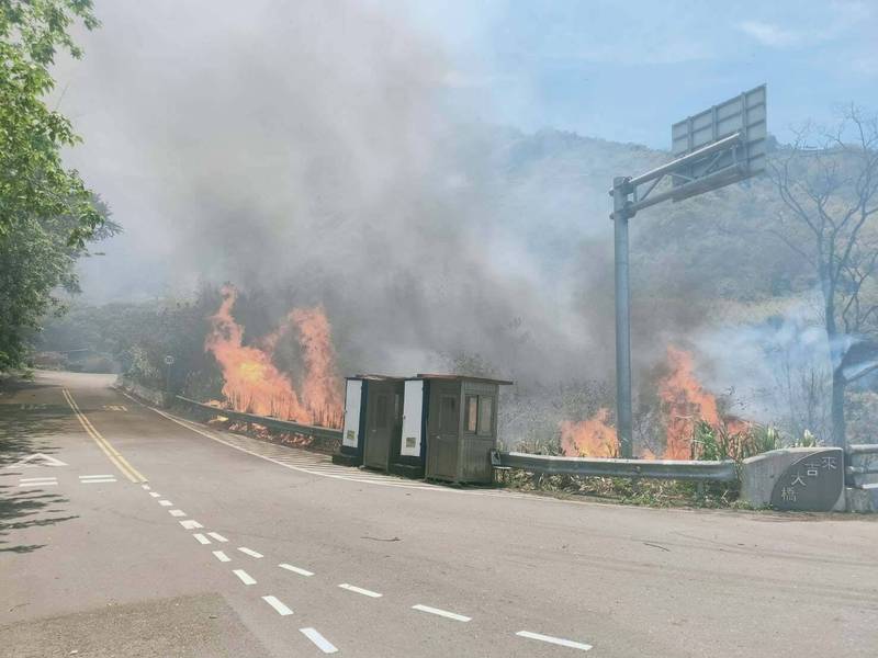 阿里山鄉來吉大橋旁邊坡發生火警。（圖擷取自阿里山鄉公所臉書）