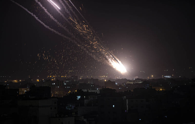 巴勒斯坦武装组织哈马斯（Hamas）对以色列发射火箭。（美联社）(photo:LTN)