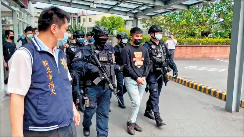 警方將王子浩與其幫眾共9人送辦。（記者徐聖倫翻攝）