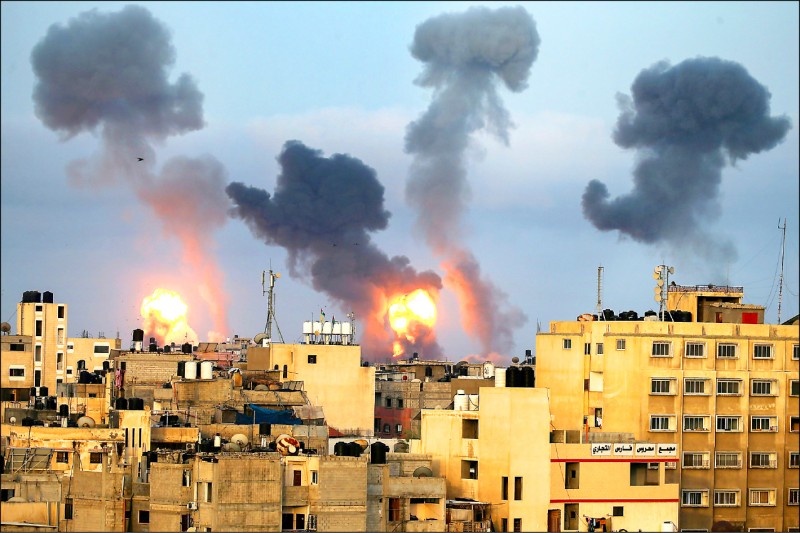 巴勒斯坦激進組織「哈瑪斯」十一日由其控制的加薩走廊，朝以色列發射火箭，以國以空襲加薩回擊。（路透）
