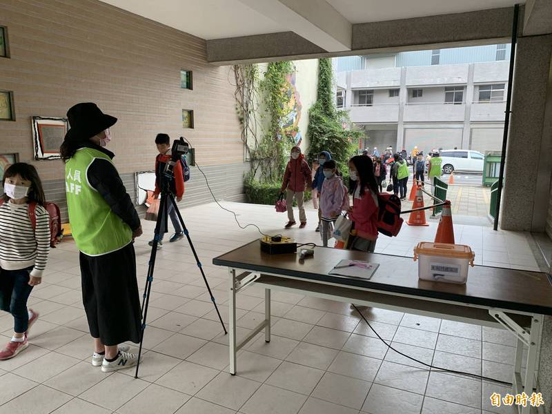 台南市加強校園防疫，即日起校園全面禁止對外開放，師生入校均須量測體溫。（記者劉婉君攝）