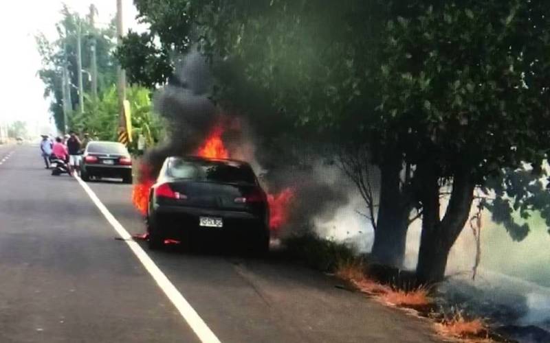 林明億無照駕駛撞人肇逃，機車卡在汽車下方拖行數公里起火。（記者林宜樟翻攝）