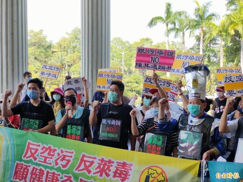 多位韓粉組成的「反空汙反萊毒顧健康全民聯盟」，明日將照常前往高雄市議會前陳情。（記者葛祐豪攝）