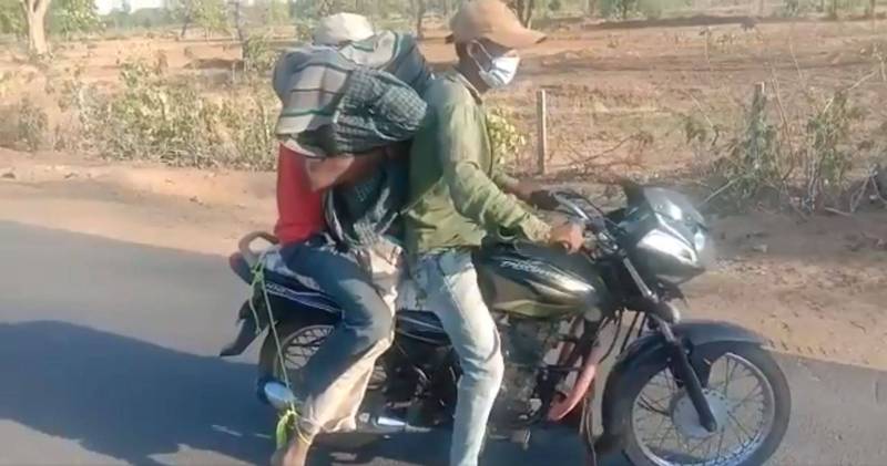 印度男子因腹部不适到医院就医，但苦候不到医生而丧命，死后只能由家人以摩托车「三贴」载运。（图撷自Twitter）(photo:LTN)