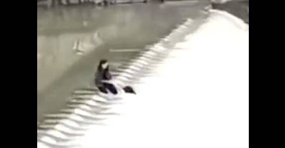 中国湘西吉首干州古城万溶江，昨下午传出有2名女子疑为拍照站在拦水坝中央，当场被激流沖走。（图翻摄自微博）(photo:LTN)