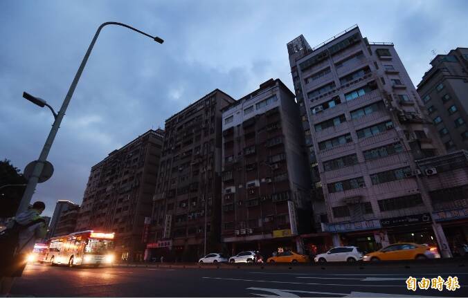 興達電廠13日跳機造成全台大停電，台北市南寧路傍晚時間只剩車燈亮起，幾棟大樓仍是一片漆黑，路燈也停擺。（記者廖振輝攝）