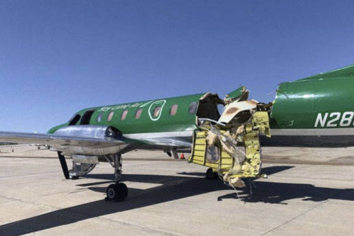 美國週三傳出有2架飛機在丹佛附近上空相撞，其中1架在機身幾乎撕裂成兩半的情況下平安降落機場。（美聯社）