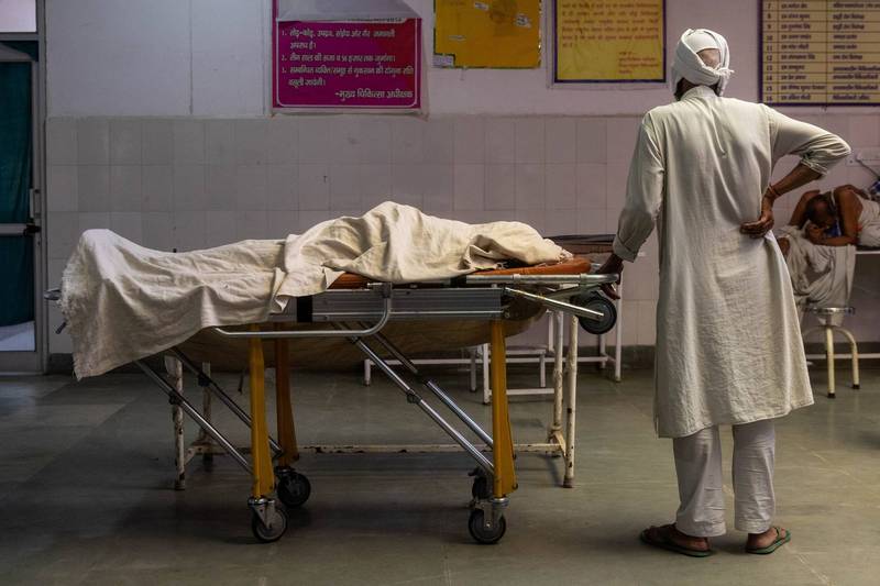 印度過去24小時新增36萬2727起確診，同時4120人不治，連2日破4000死。（路透）