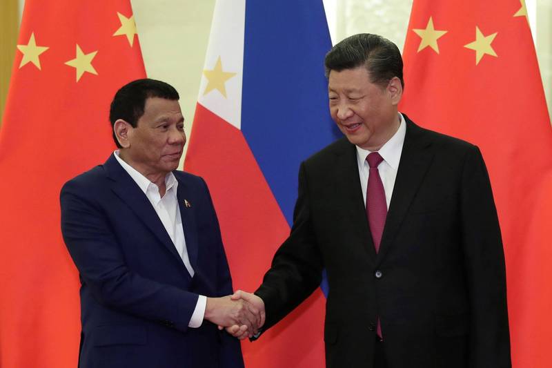 菲律宾总统杜特蒂（左）向来被视为亲中派，但14日再次就南海主权问题槓上中国。图右为中国国家主席习近平。（路透档案照）(photo:LTN)