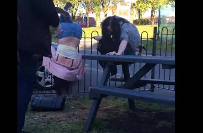 这2名女子卡在餐厅的栏杆上，粉衣女子甚至倒栽葱，引起餐厅客人哄堂大笑。（图撷取自「Dogtooth Media」YouTube频道）(photo:LTN)
