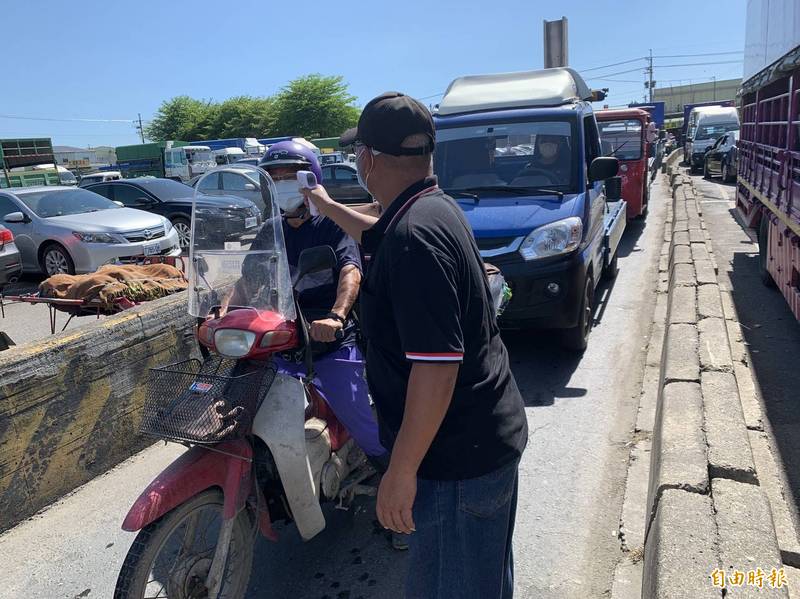 西螺果菜市場即日起加強人車物的防疫措施。（記者黃淑莉攝）