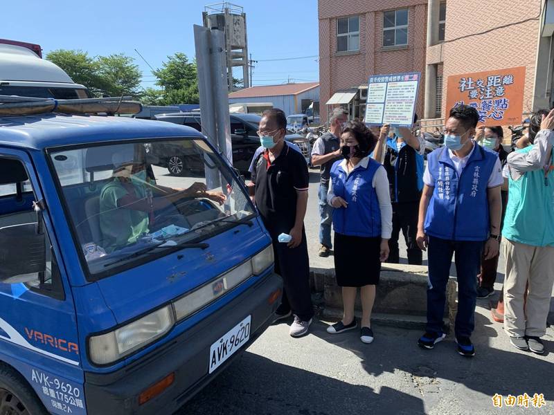 雲林縣長張麗善今天下午視察西螺果菜市場防疫措施。（記者黃淑莉攝）