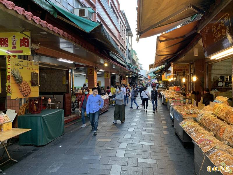 新北金山老街知名「金山鴨肉」，即日起至28日暫停營業。（記者林欣漢攝）