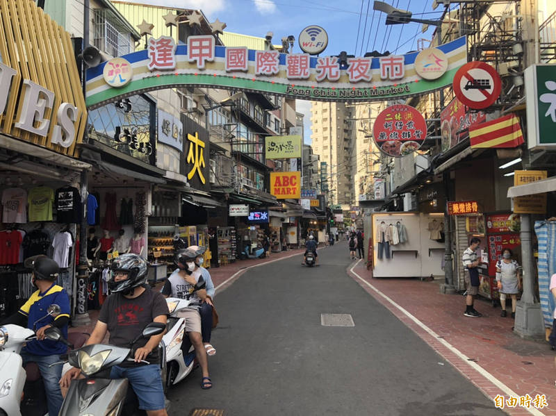 逢甲夜市最熱鬧的文華路上空蕩蕩都無攤商。（記者許國楨攝）