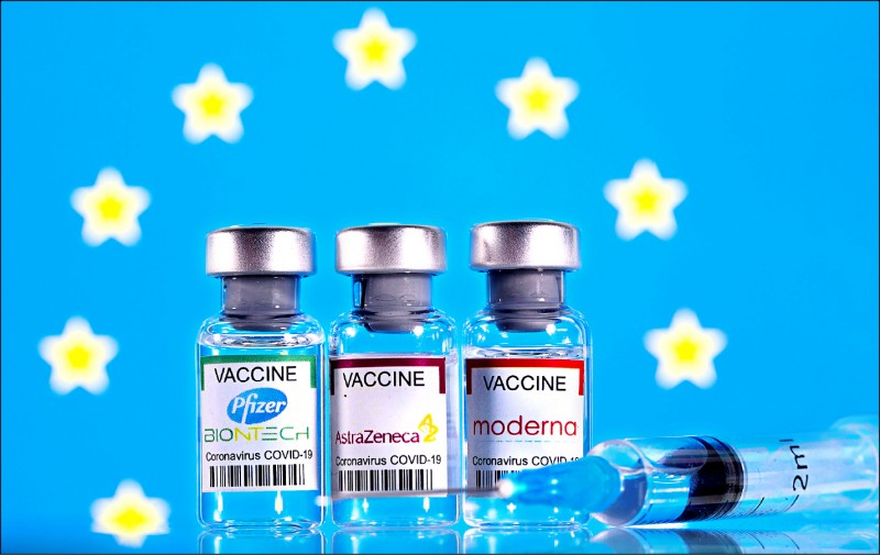 義大利研究顯示，接種第1劑輝瑞／BNT、AZ或莫德納疫苗（左至右）5週後，成年人染疫情況大減8成。（路透）