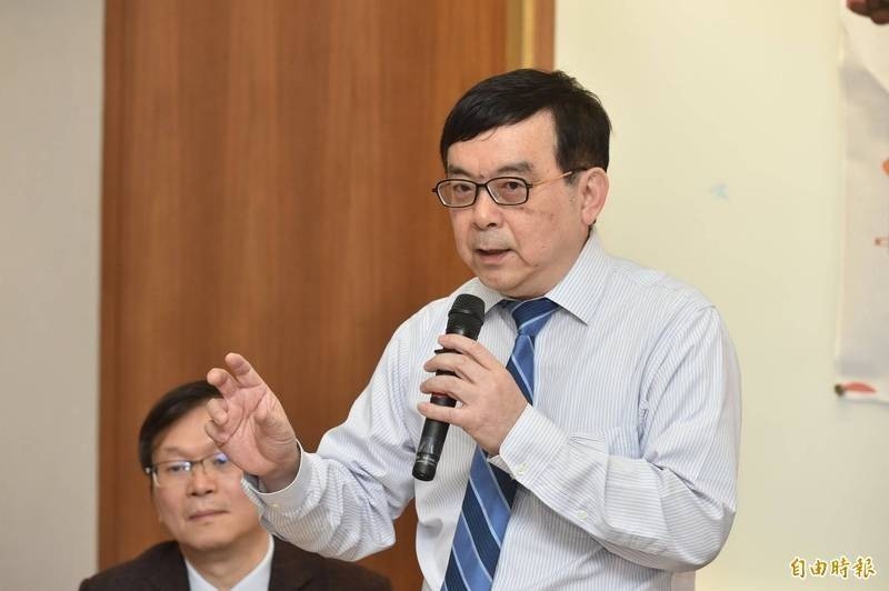 台灣感染症醫學會名譽理事長黃立民指出，國內確診數的「天花板」究竟在哪兒，必須要看台灣採取哪種「防疫手段」。