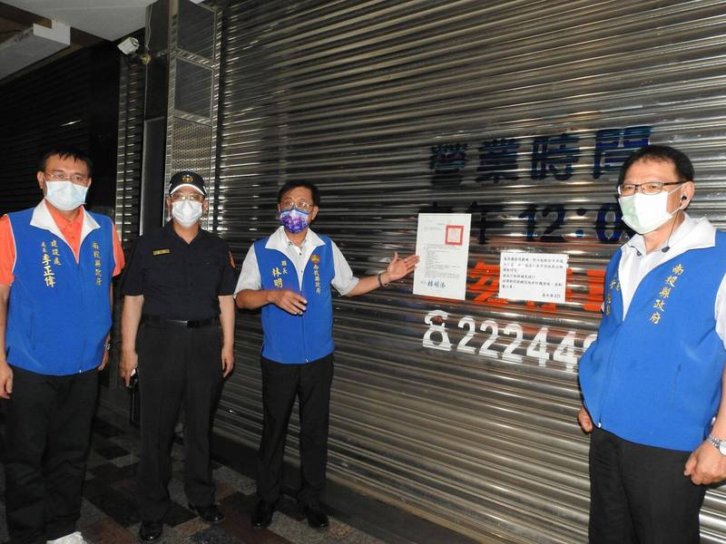 南投縣長林明溱帶隊漏夜稽查8大行業，並呼籲業者遵守公告上的防疫規定，以免受罰。（圖由南投縣政府提供）