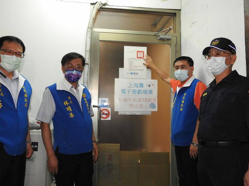 南投縣長林明溱帶隊漏夜稽查8大行業，並呼籲業者遵守公告上的防疫規定，以免受罰。（圖由南投縣政府提供）