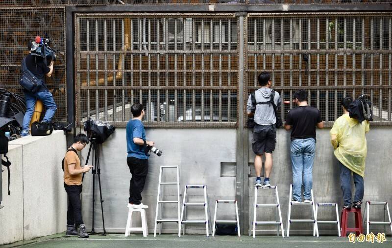地點緊鄰北市萬華重災區的台北地檢署,因應本土疫情警戒升級,除了排定的偵查庭期幾乎全取消之外,而為落實人潮分流,司法警察即日起移送或戒護人犯,將不再從北檢大門進出,改開車直接駛進管制區內的囚車道進出北檢。 (資料照) 地點緊鄰北市萬華重災區的台北地檢署,因應本土疫情警戒升級,除了排定的偵查庭期幾乎全取消之外,而為落實人潮分流,司法警察即日起移送或戒護人犯,將不再從北檢大門進出,改開車直接駛進管制區內的囚車道進出北檢。 (資料照)