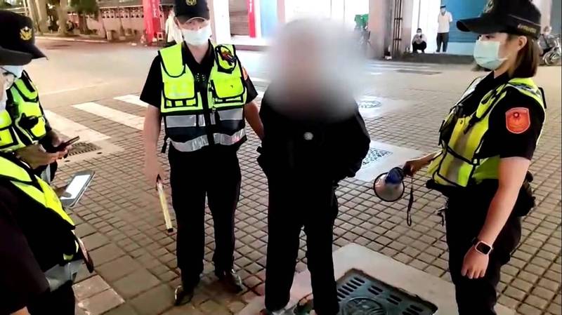 唐男不配合警方勸說戴上口罩，反而掉頭就走。（記者王冠仁翻攝）