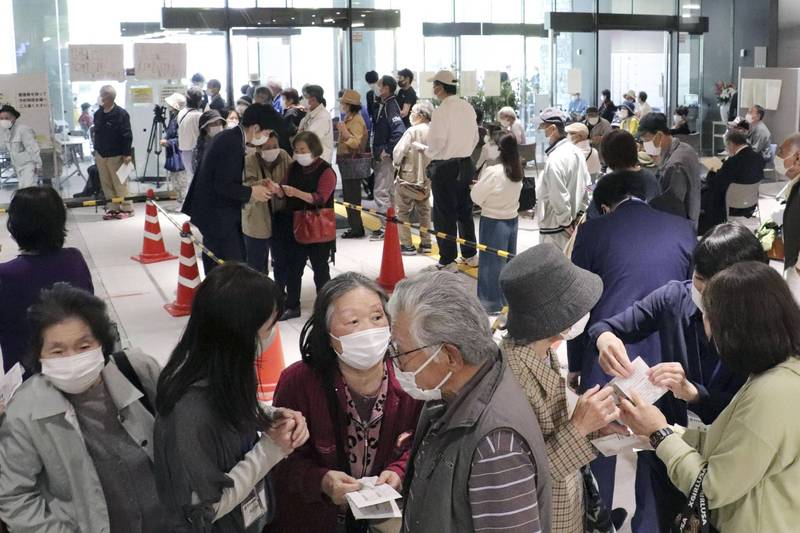 日本西部高知市的大批長者，排隊預約接種武漢肺炎疫苗。（資料照，美聯社）