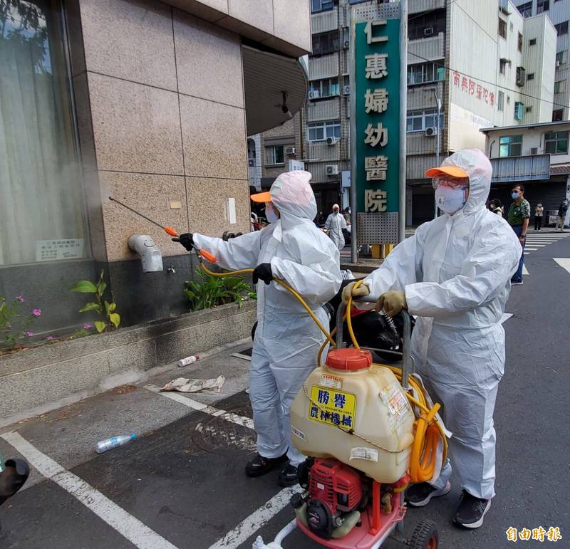 環保局今出動2車12人，清潔隊人員身穿防護衣、戴N95口罩、護目鏡，於仁惠醫院周遭環境噴藥消毒。（記者陳文嬋攝）