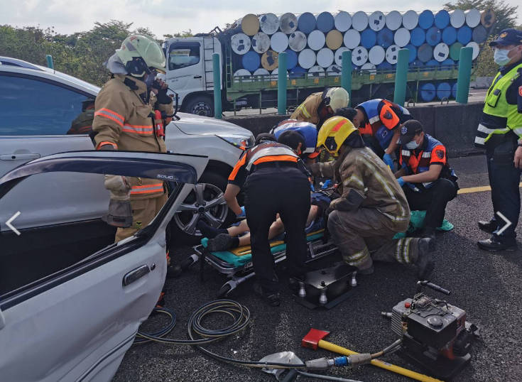 國道1號台南仁德路段今早發生一起4車追撞事故，一名男性駕駛受困車內。（民眾提供）