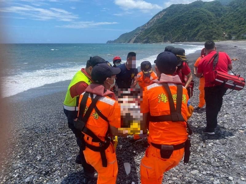 海巡署人員把溺水男子拉上岸後送醫急救。（記者江志雄翻攝）