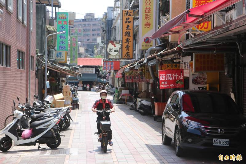 萬華成為此次疫情重災區，許多萬華人遭受排擠、歧視，在地人團結抗疫盼外界多支持，在地議員郭昭巖、衛生局長黃世傑、萬華區長詹天保也紛紛喊話，同島一命，大家團結才能戰勝，不應繼續汙名貼標籤。（記者鄭名翔攝）