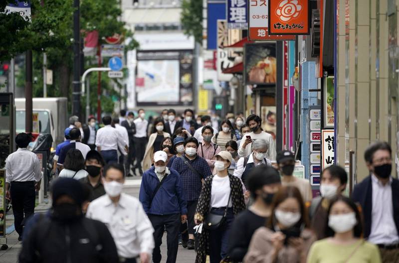 日本境內武漢肺炎疫情嚴峻，今天全境重症患者數1235人再創新高，冲繩縣新增168例創歷史紀錄；大阪府單日再添33死。圖為東京新宿街景。（歐新社）