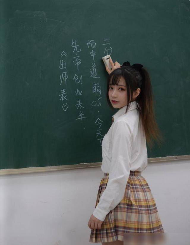 中國26歲正美女老師，日前穿著JK制服來教授中國古文《出師表》，引發正反論戰。（圖翻攝自微博）