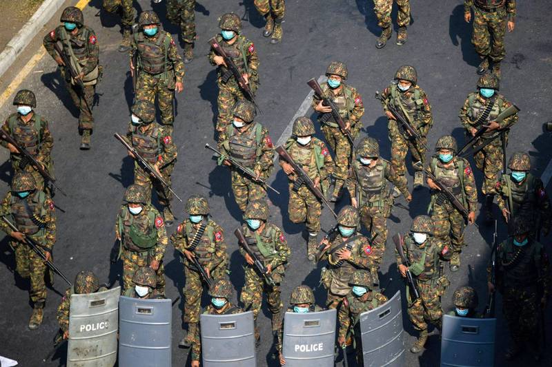 緬甸軍方在西北部的敏達鎮實施戒嚴令，大批民眾出逃。圖為緬甸軍警。（路透）