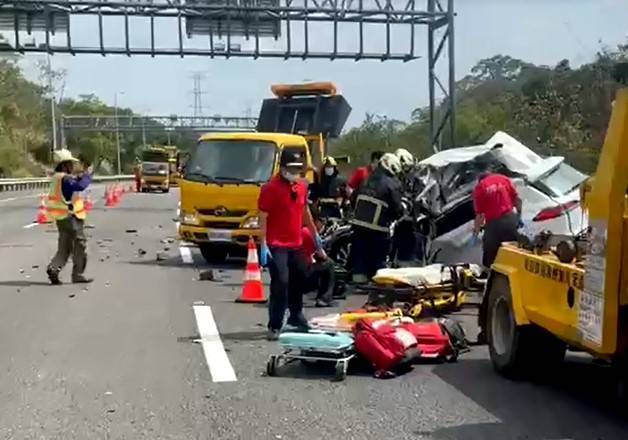 國道3號北上294公里處、蘭潭隧道口，今天下午1點多發生轎車撞工程車事故。（民眾提供）