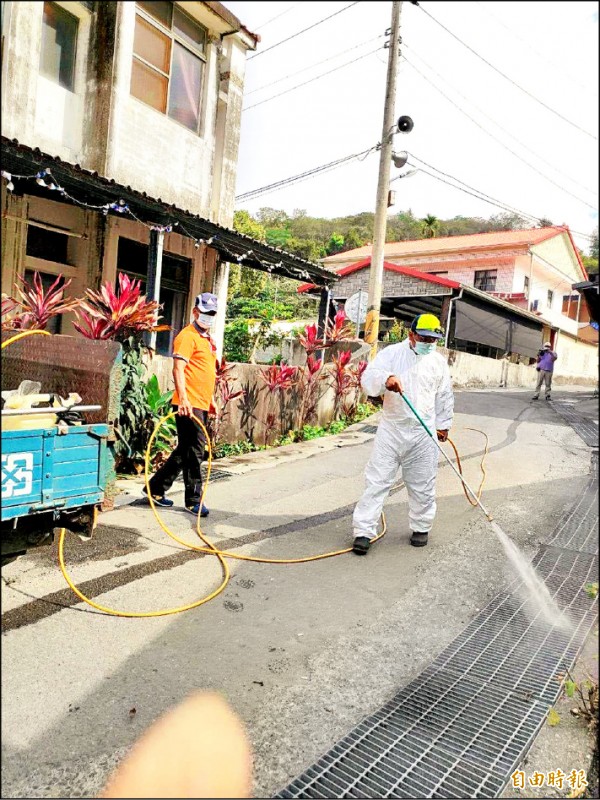 仁愛鄉公所清潔隊昨起展開全鄉大消毒，針對道路、民眾易聚集區噴灑漂白水。（記者佟振國攝）