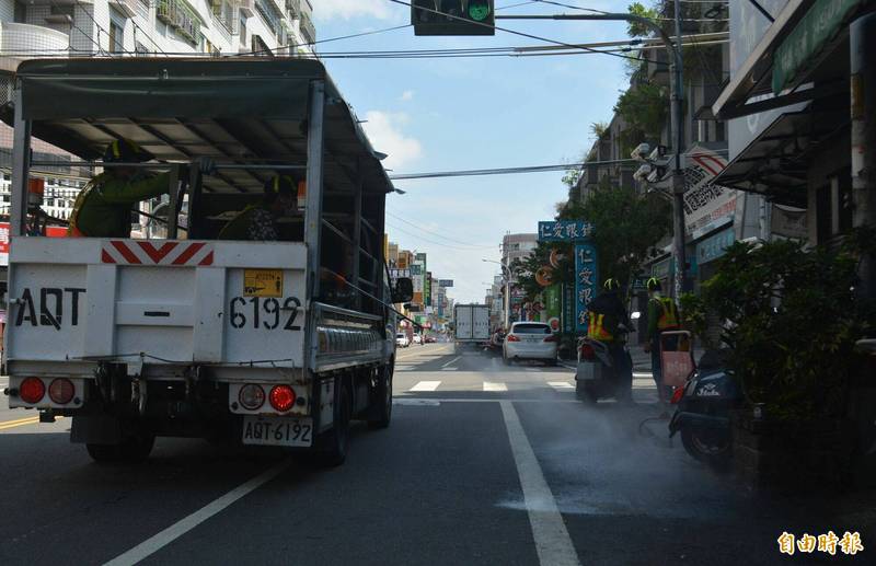 台中大里出現2例確診，為了圍堵病毒擴散，環保局今天出動消毒車，在大里全區進行大消毒。 （記者陳建志攝）