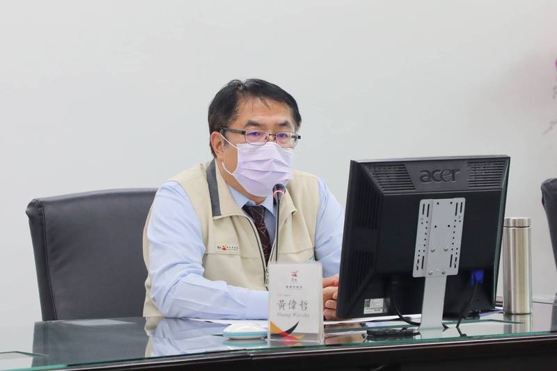 台南市長黃偉哲今天主持各局處首長緊急防疫會議，持續部署下一階段防疫措施。（台南市政府提供）